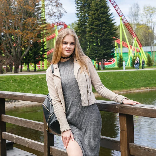 Model roller coaster önünde poz — Stok fotoğraf