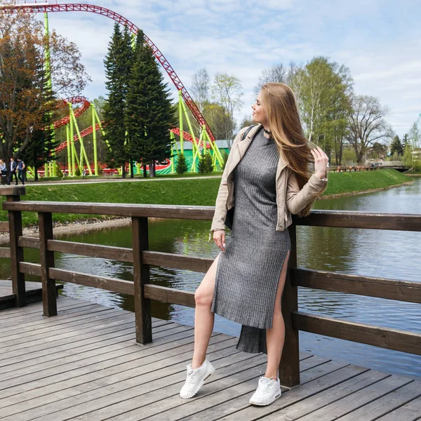 Model roller coaster önünde poz