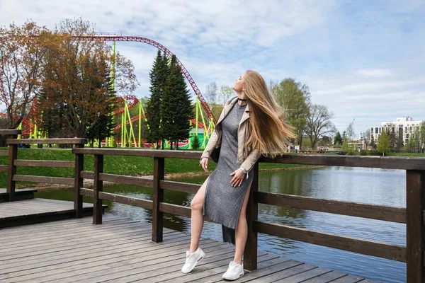 Model roller coaster önünde poz