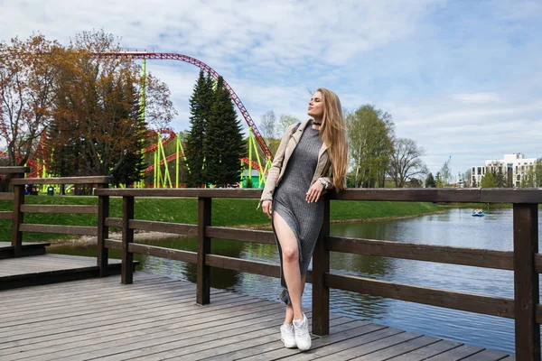 Model roller coaster önünde poz