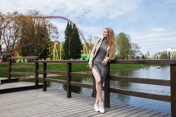 Model roller coaster önünde poz