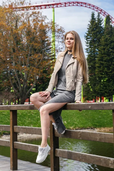 Park yakınındaki çit oturan model