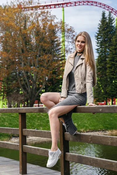 Park yakınındaki çit oturan model