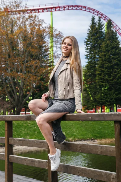 Park yakınındaki çit oturan model