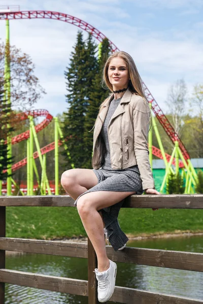 Park yakınındaki çit oturan model