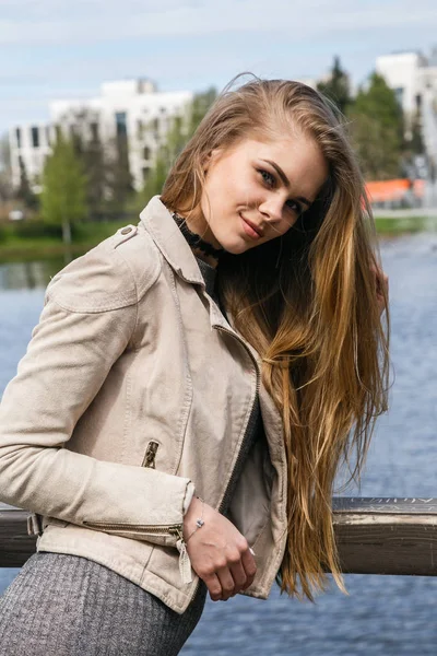 Göl kenarında poz elbise modeli