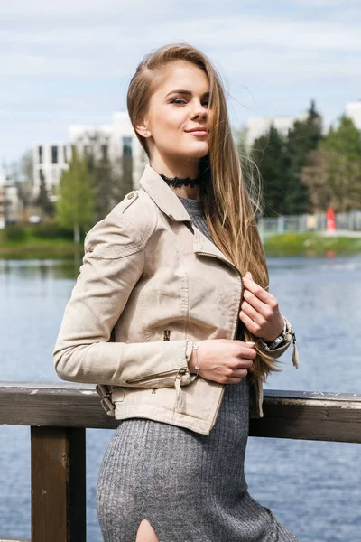 Göl kenarında poz elbise modeli