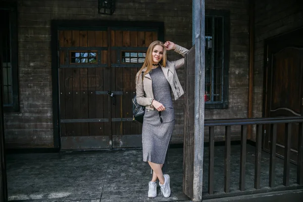 Eve yakın poz elbise modeli