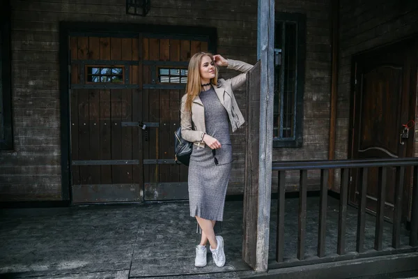 Eve yakın poz elbise modeli