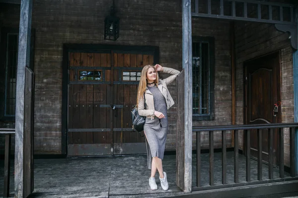 Eve yakın poz elbise modeli