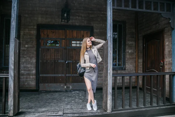 Eve yakın poz elbise modeli