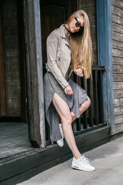 Eve yakın poz güneş gözlüğü modeli