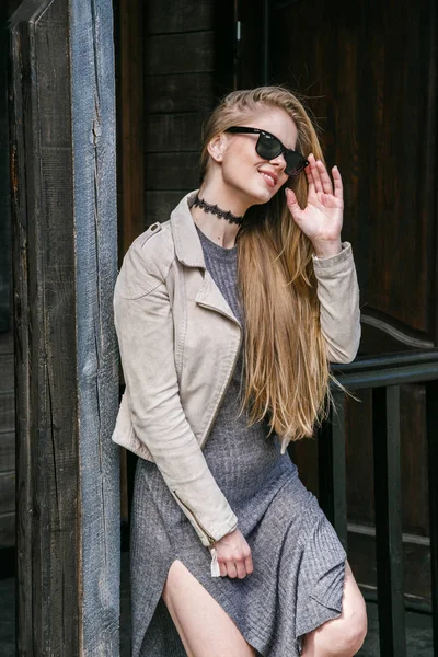 Eve yakın poz güneş gözlüğü modeli