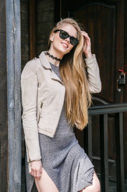 Eve yakın poz güneş gözlüğü modeli