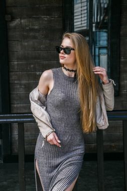 Model gri renkli elbise poz