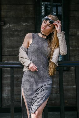 Model gri renkli elbise poz