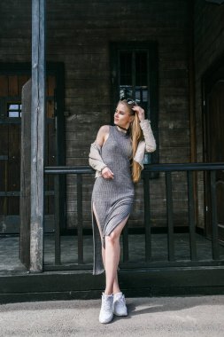 Model gri renkli elbise poz