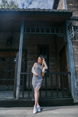 Model gri renkli elbise poz