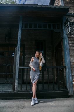 Model gri renkli elbise poz