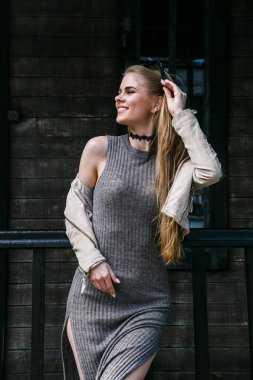 Model gri renkli elbise poz