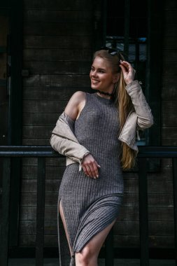 Gri elbiseli çit yaslanmış model