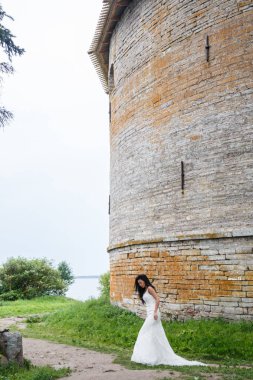 Kale önünde poz kadın