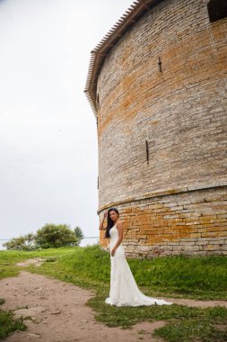 Kale önünde poz kadın