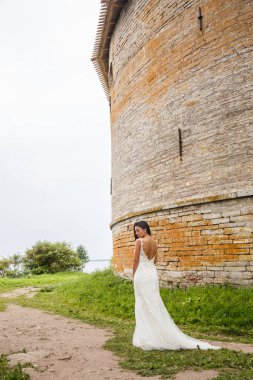 Kale önünde poz kadın