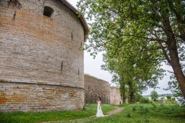 Kale duvarın önünde poz kadın
