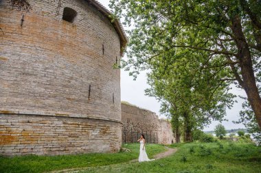 Kale duvarın önünde poz kadın