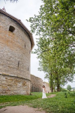 Kale duvarın önünde poz kadın