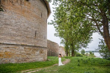 Kale duvarın önünde poz kadın