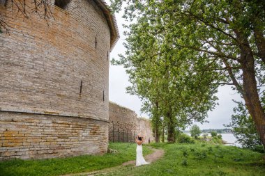 Kale duvarın önünde poz kadın