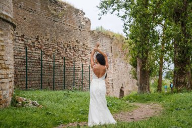 Kale duvarın önünde poz kadın