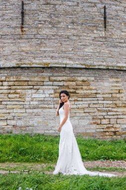 Kale duvarın önünde poz kadın