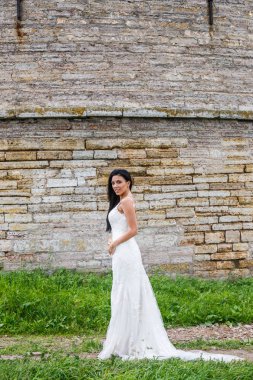 Kale duvarın önünde poz kadın