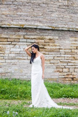 Kale duvarın önünde poz kadın