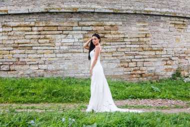 Kale duvarın önünde poz kadın