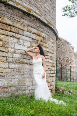 Kale duvarın önünde poz kadın