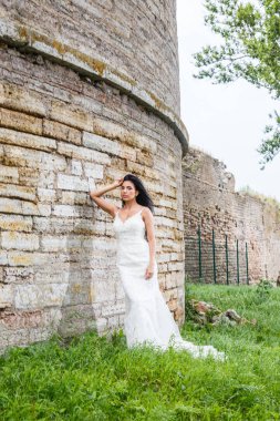 Kale duvarın önünde poz kadın