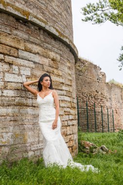 Kale duvarın önünde poz kadın