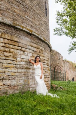 Kale duvarın önünde poz kadın
