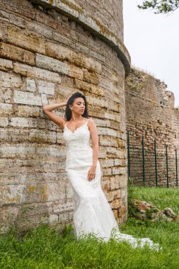 Kale duvarın önünde poz kadın