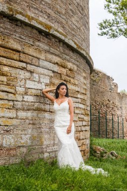 Kale duvarın önünde poz kadın