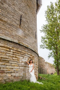 Kale duvarın önünde poz kadın