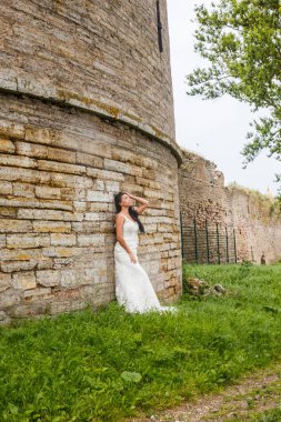 Kale duvarın önünde poz kadın