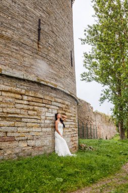 Kale duvarın önünde poz kadın