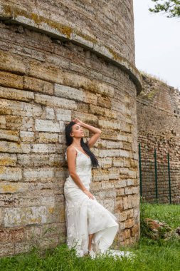 Kale duvarın önünde poz kadın