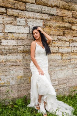 Kale duvarın önünde poz kadın