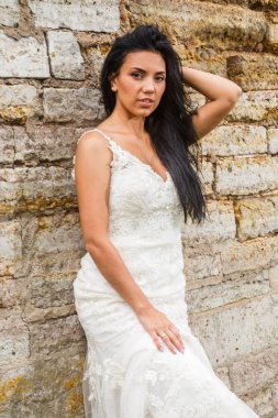 Kale duvarın önünde poz kadın